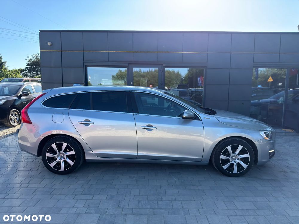 Volvo V60 D6 AWD Plug-in Hybrid R-Design Momentum - 16