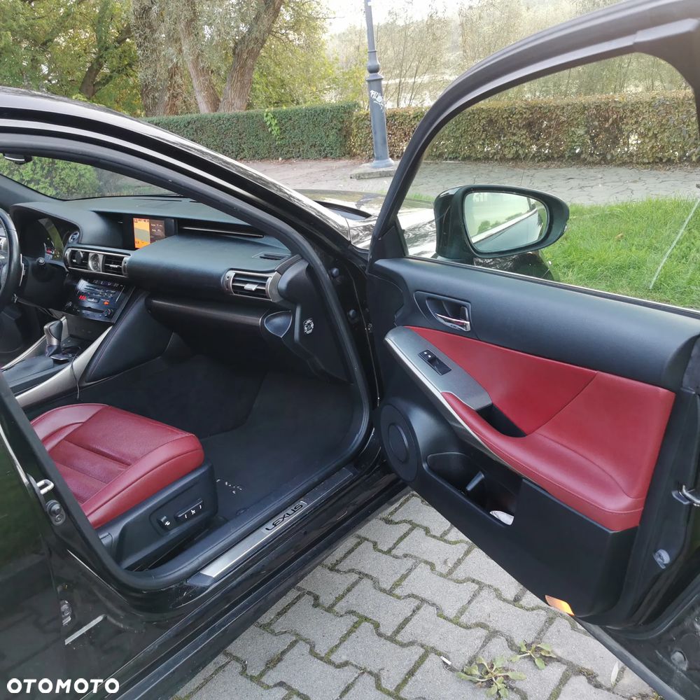 Lexus IS 300h F Sport - 9
