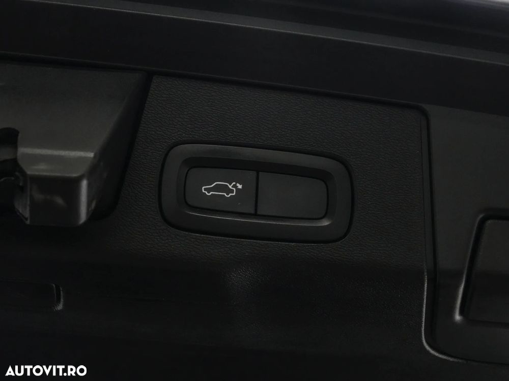 Volvo XC 60 B4 MHEV AT8 AWD Momentum Pro - 25