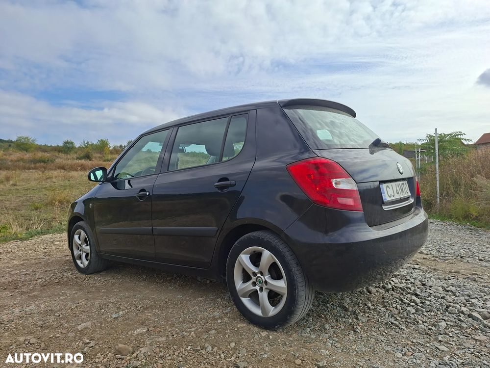 Skoda Fabia 2011 photo 2