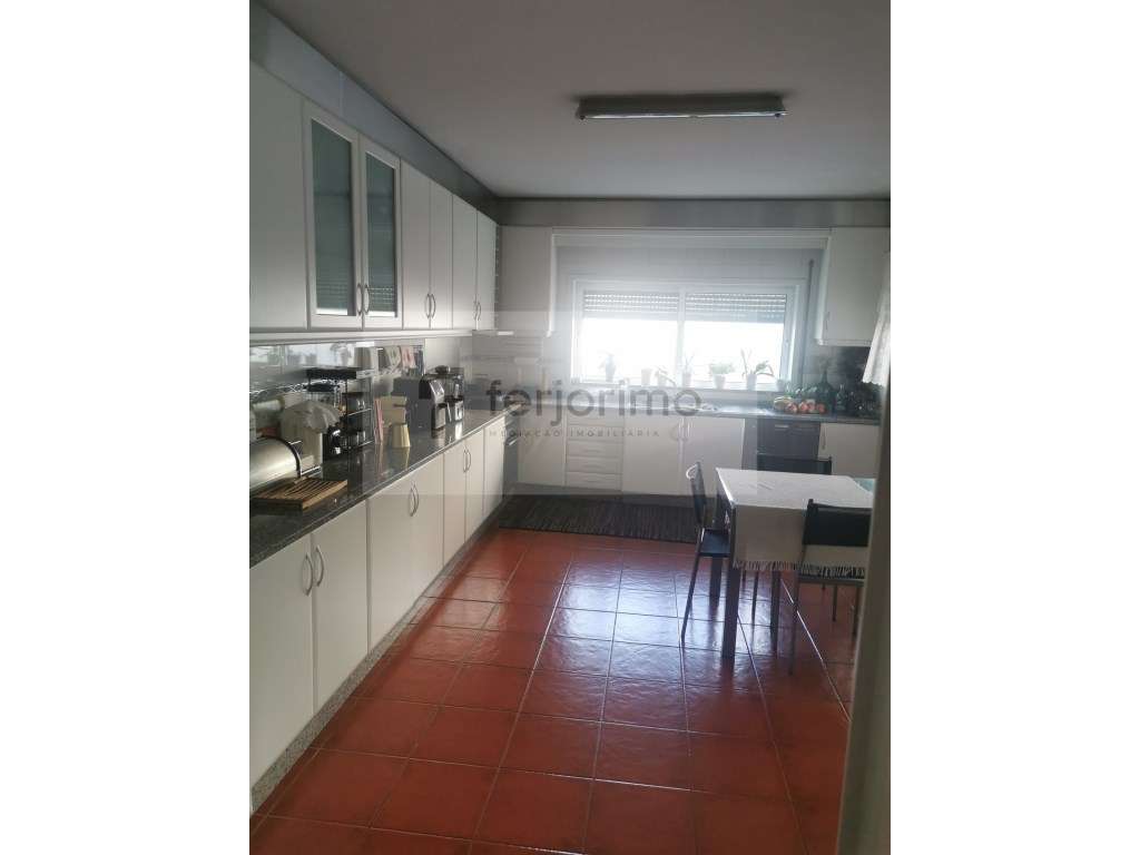 Moradia de Gaveto T4, próximo ao coração da cidade - Grande imagem: 5/25