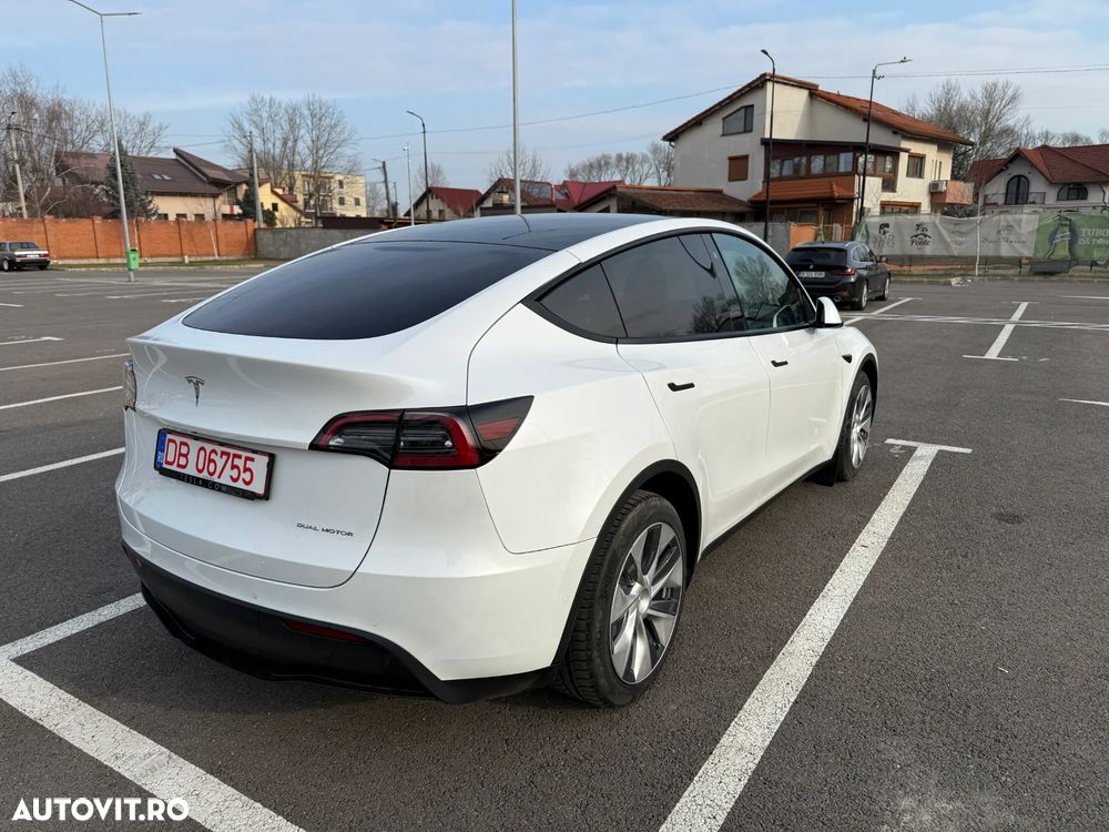 Tesla Model Y - 8
