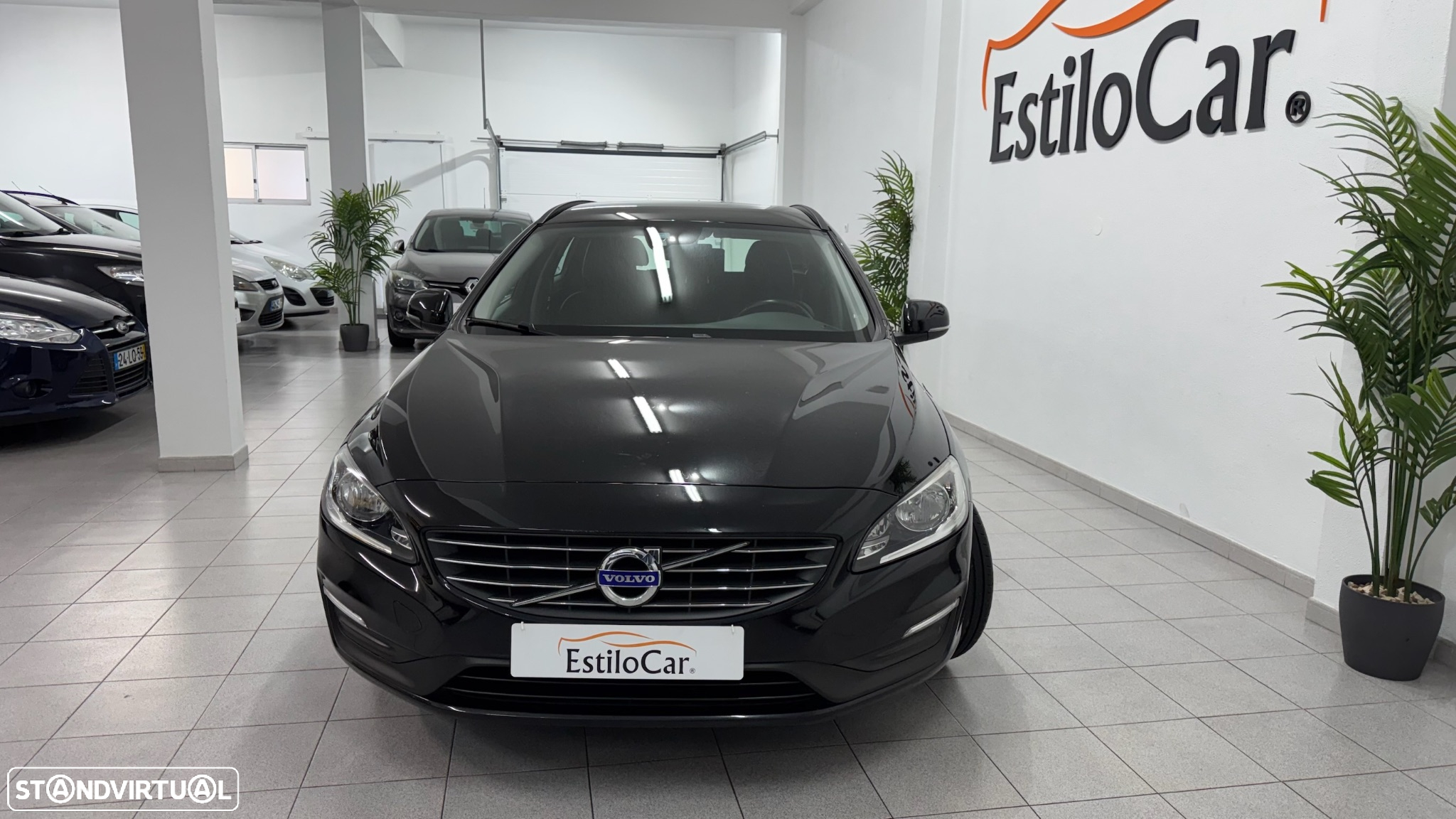Volvo V60 2.4 D6 R-Design AWD Phev - 3