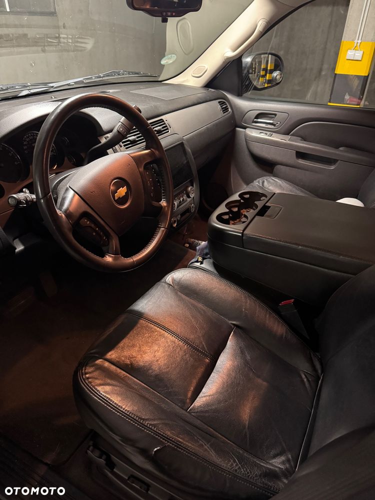 Chevrolet Suburban - 24