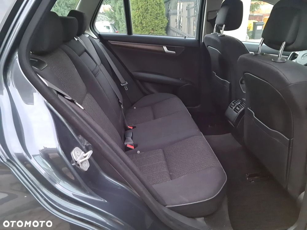 Mercedes-Benz Klasa C 180 CGI BlueEff Elegance - 35