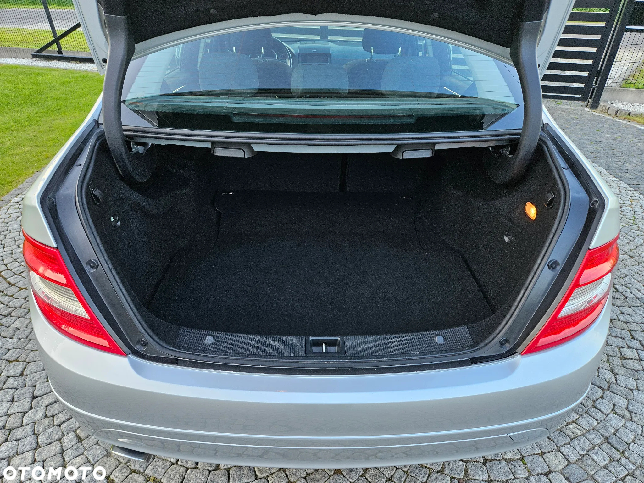 Mercedes-Benz Klasa C 200 CGI BlueEff Elegance - 30