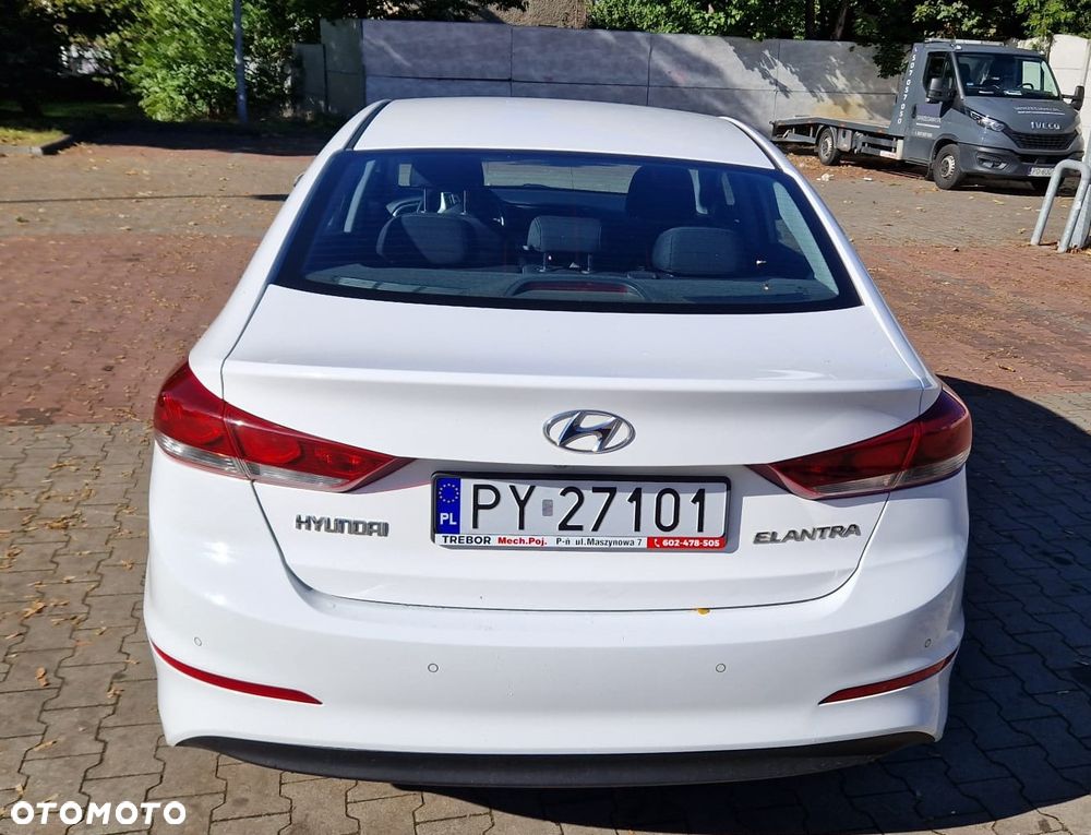 Hyundai Elantra 1.6 Comfort - 12