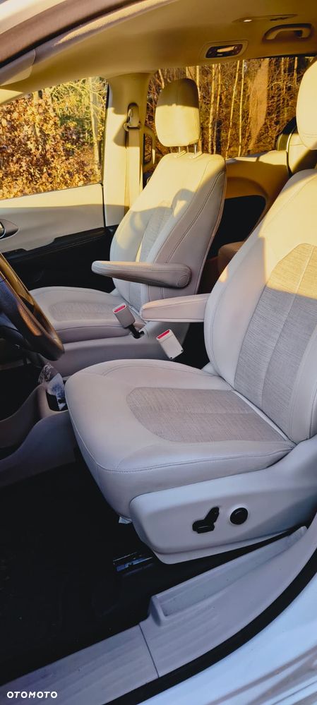 Chrysler Pacifica - 16