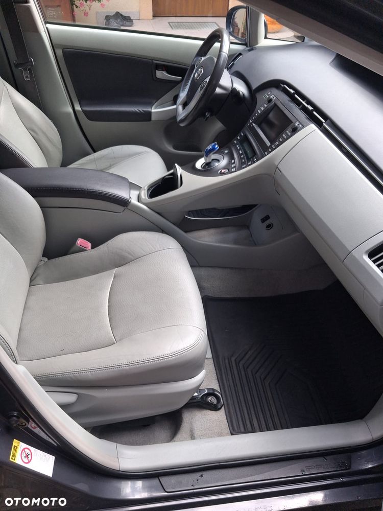 Toyota Prius (Hybrid) - 11