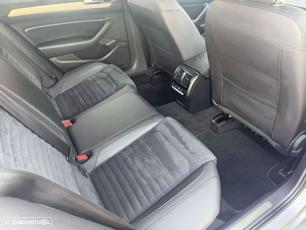 VW Passat Variant 2.0 TDI R-Line DSG - 23