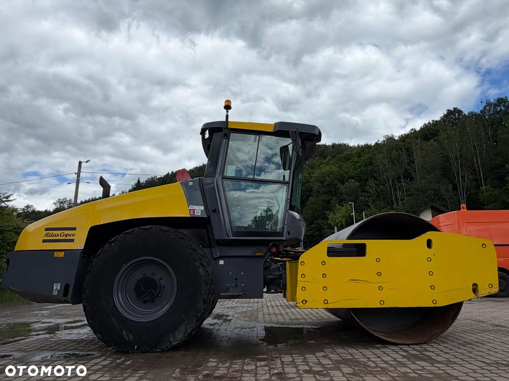 Atlas Copco DYNAPAC CA3500D Walec Drogowy Terenowy Guma-Stal. 12 ton. Import Norwegia 2015rok. Maszyna w pięknym stanie! Wentylacja Klima. Serwisy w Dekra AKTUALNE. Zero zniszczeń IGŁA Po serwisach eksploatacyjnych w Norwegii. Walec z Upadłości od pierwszego właściciela. Posiada system przeciwpożarowy! Obrotowy fotel wraz ze sterowaniem. Gniazdo 230volt. Dokumenty Dekra! Silnik Cummins 140Km. Nagłośnienie radio na pilot! Usb. Zero luzów i wycieków! - 2
