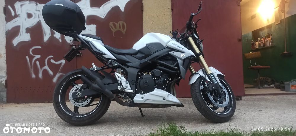 Suzuki GSR - 12