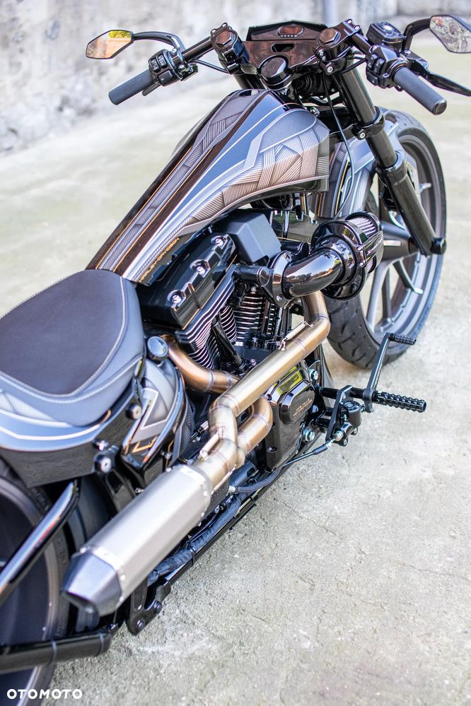 Harley-Davidson Softail Breakout - 17