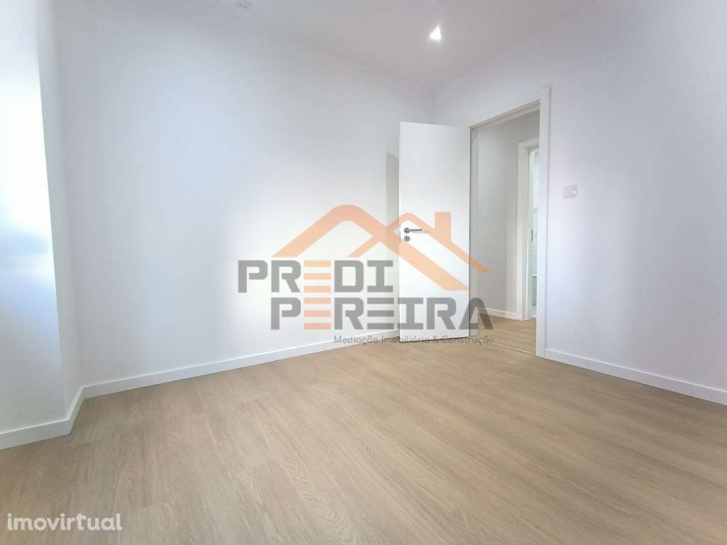 T2+1 em remodelação, com logradouro , situado na Amadora. - Grande imagem: 5/30