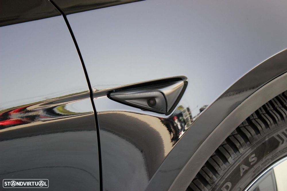 Tesla Model Y - 8