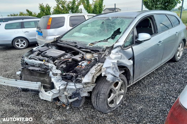 Grila bara fata centru 13266567 13266567 Opel Astra J [2009 - 2012] S - 6