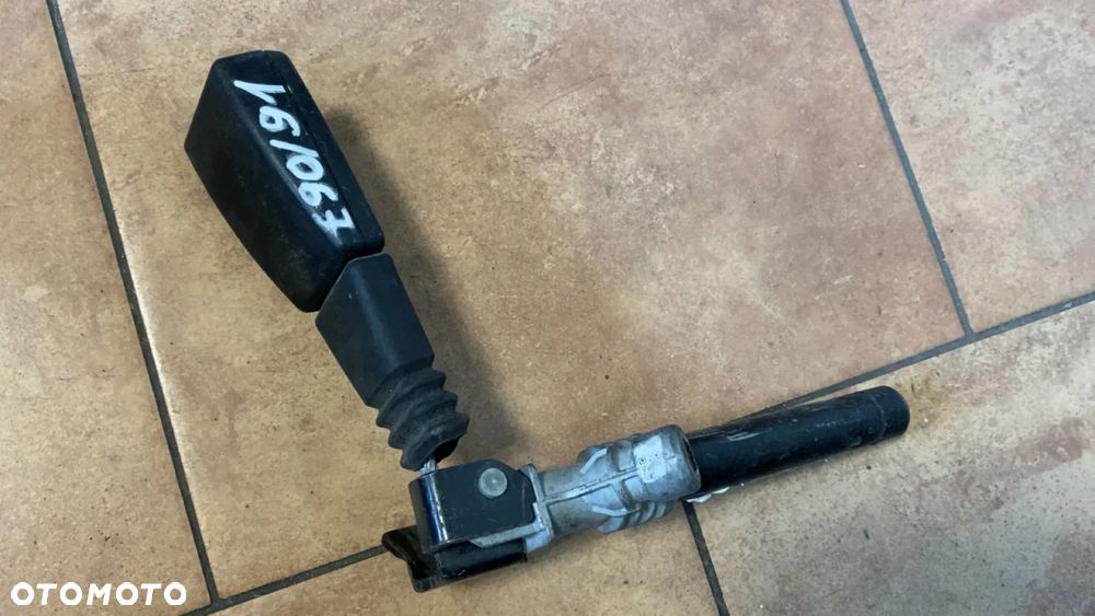 BMW E90 E91 NAPINACZ ZAPINKA PASA LEWY TYŁ 606901300K - 2