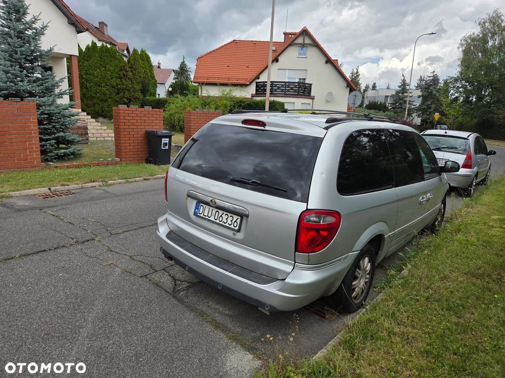 Chrysler Town & Country - 6