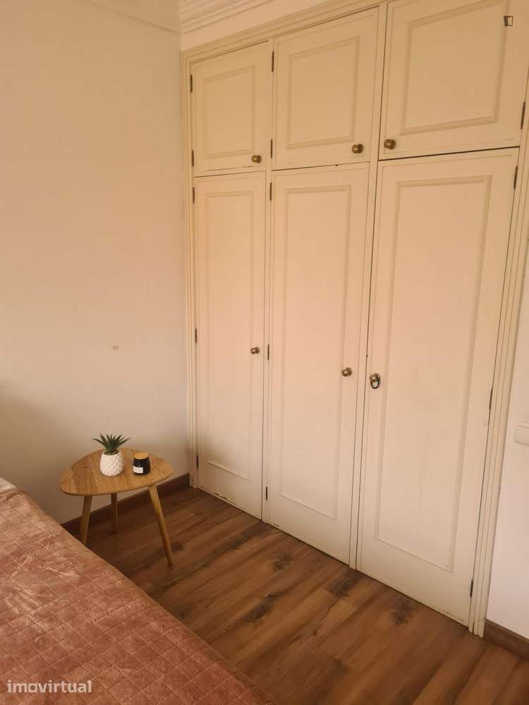 Quarto - localizado em Santa Marinha Porto - Grande imagem: 2/7