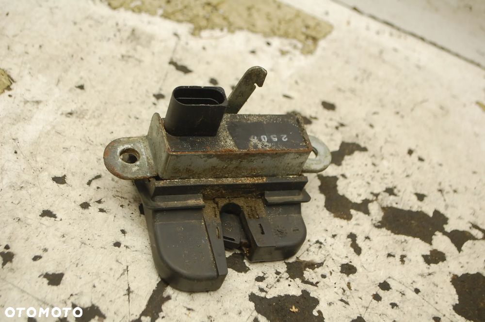 ZAMEK KLAPY BAGAŻNIKA TYŁ TYLNY 1P0827505A SEAT LEON II ALTEA TOLEDO III 5P0827505C 5P5827505 1K6827505E VW GOLF V PASSAT B6 - 5