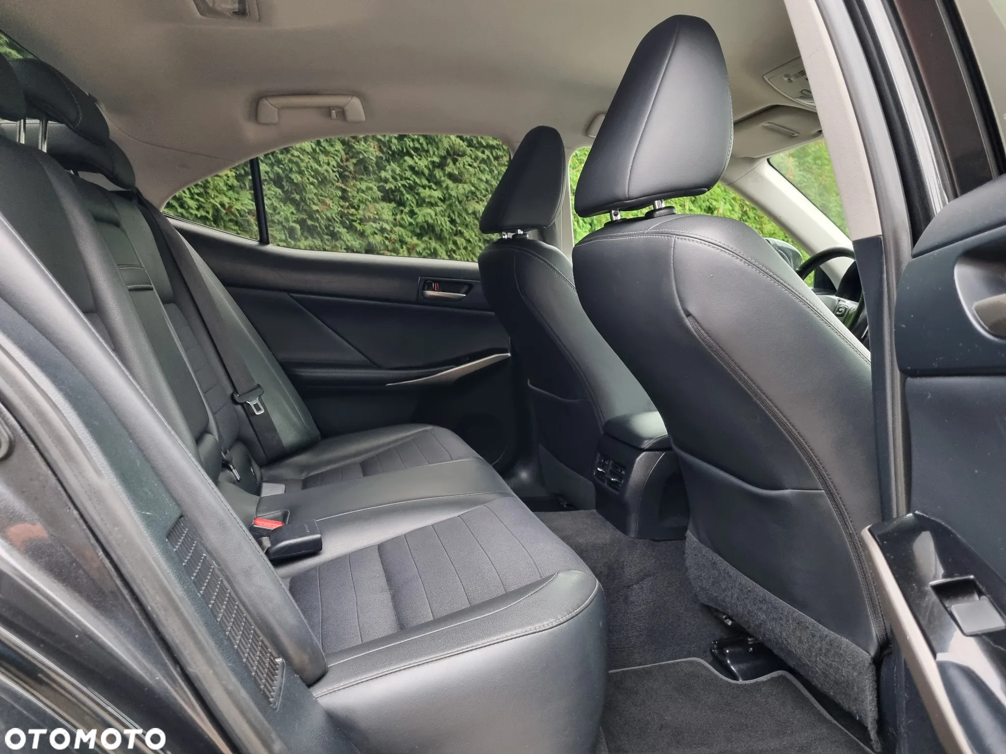 Lexus IS 300h Business Edition - 8