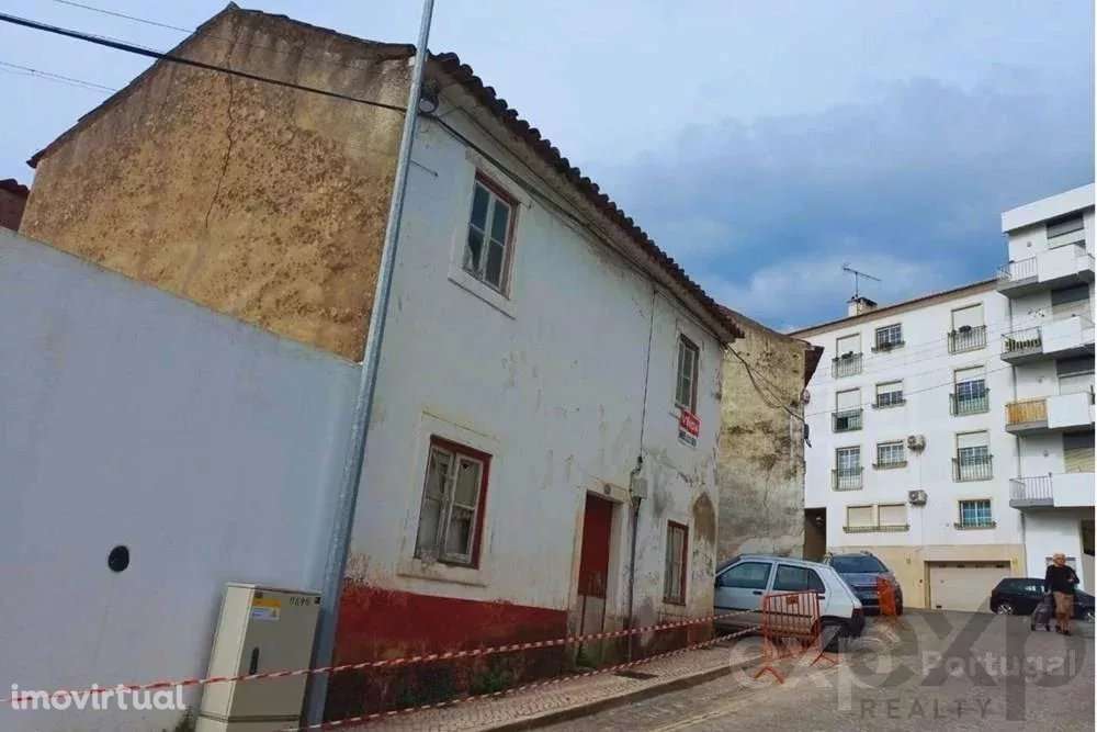 Prédio para reconstruir em Torres Novas - Grande imagem: 4/23