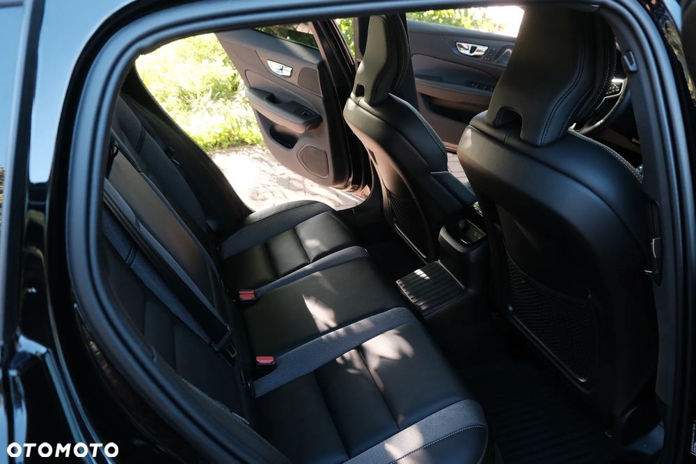 Volvo V60 T6 AWD Plug-In Hybrid Plus Dark - 33