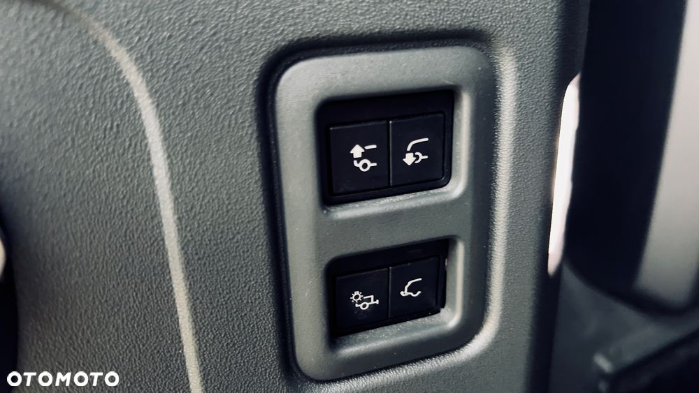 Land Rover Defender - 27
