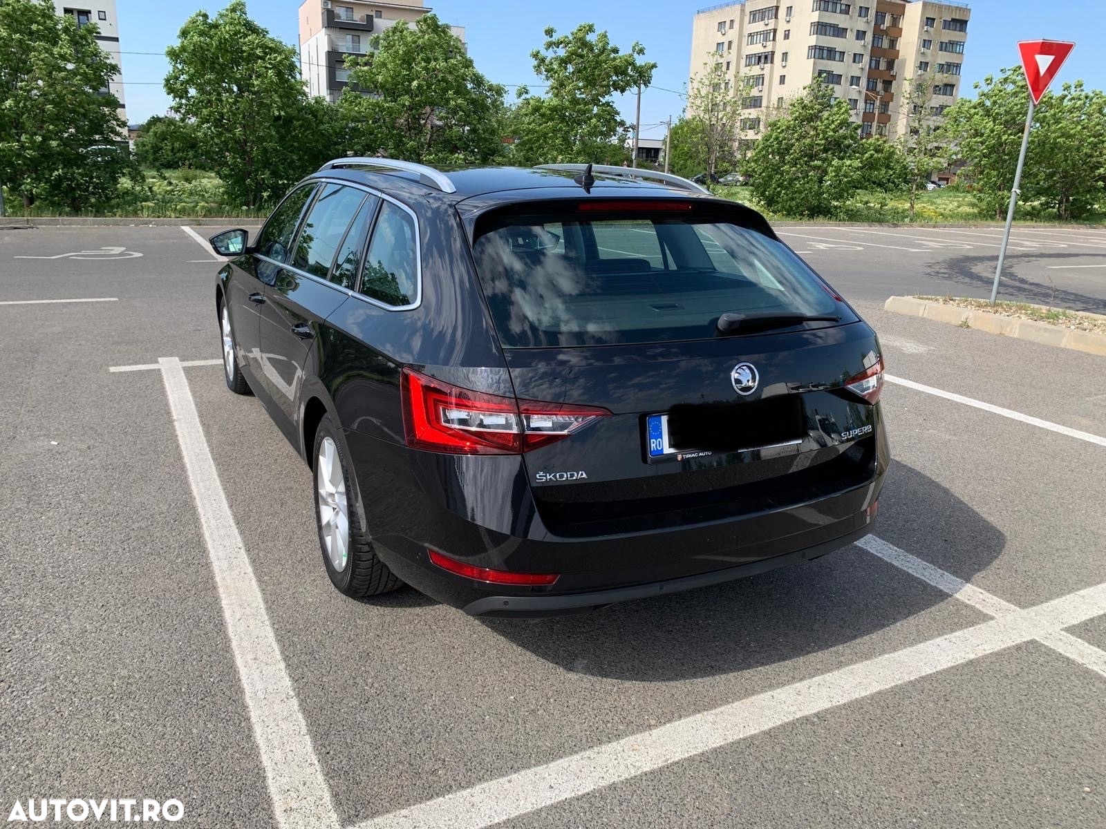 Skoda Superb 2.0 TDI DSG Ambition - 4