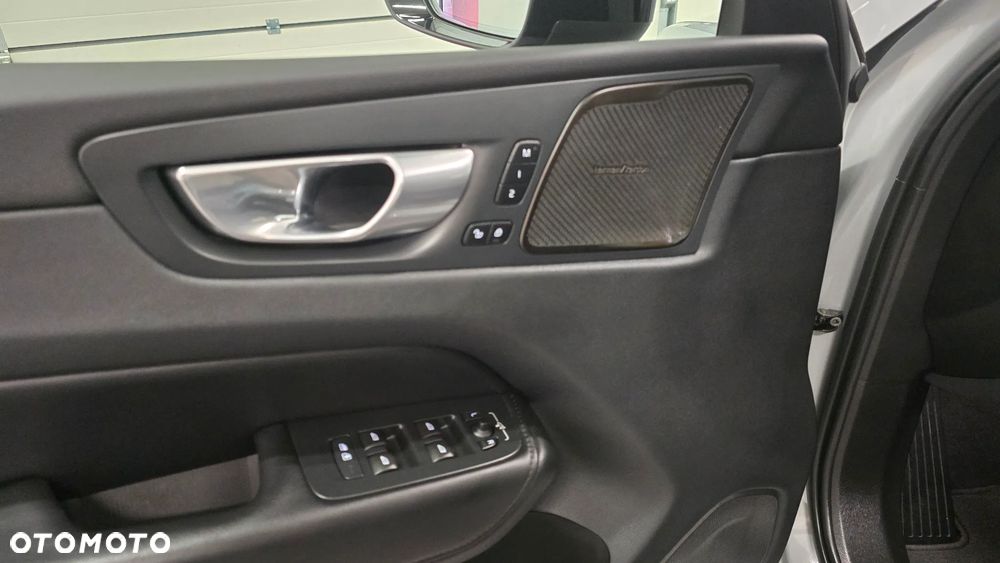 Volvo XC 60 B4 D Plus Dark - 17
