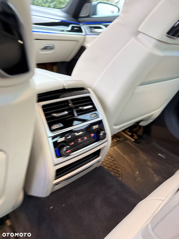 BMW Seria 7 750i xDrive sport - 28