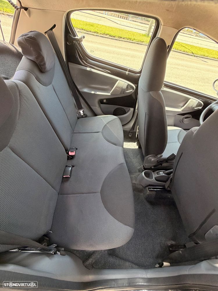 Toyota Aygo 1.0 + Sport Pack MMT - 10