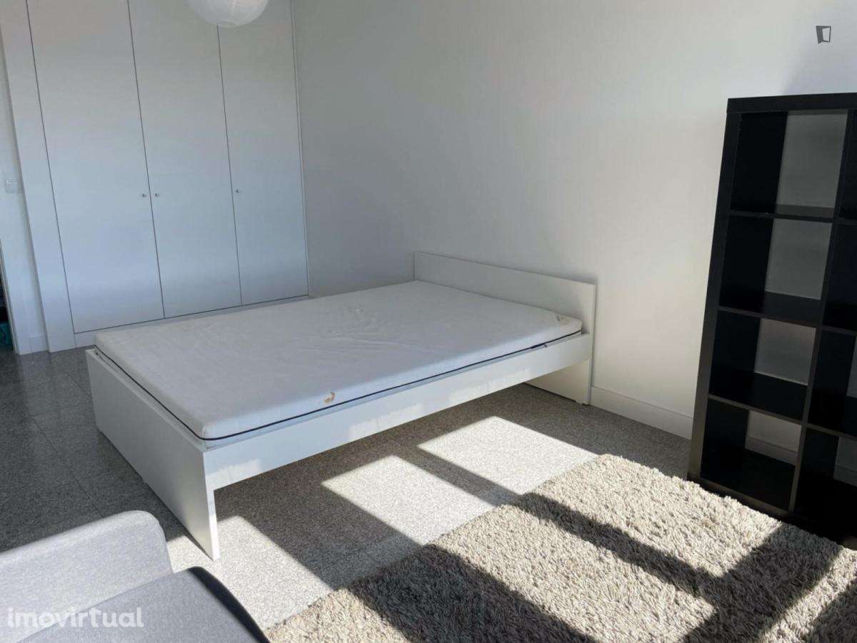 Quarto - localizado em Lordelo do Ouro Porto - Grande imagem: 2/8