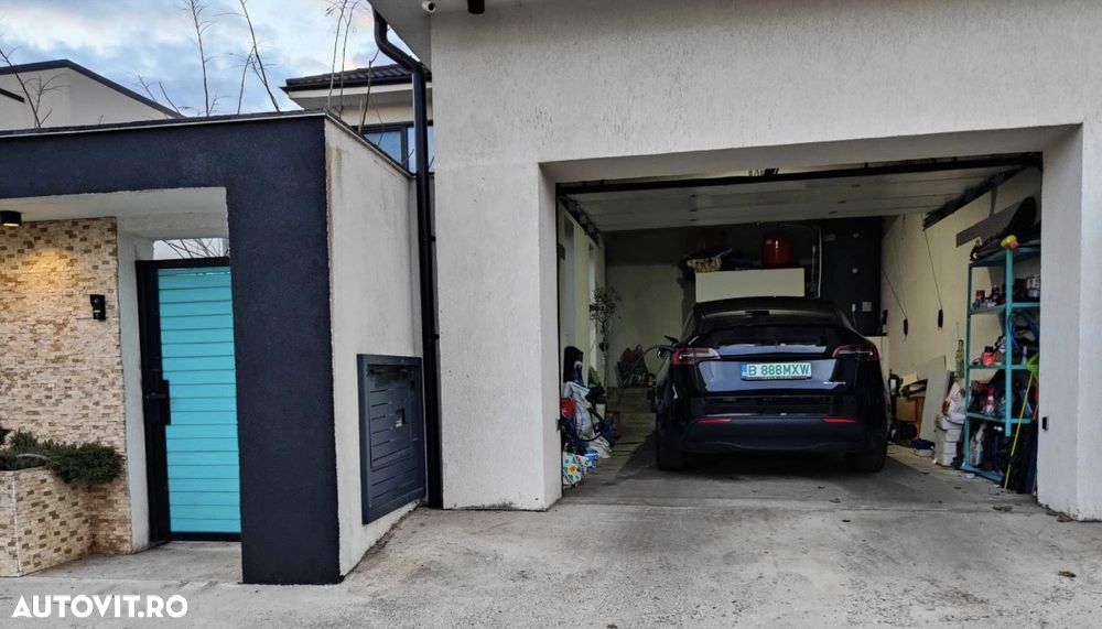 Tesla Model Y - 8