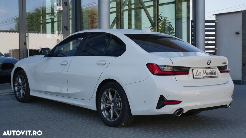 BMW Seria 3 330e Aut. Sport Line - 9