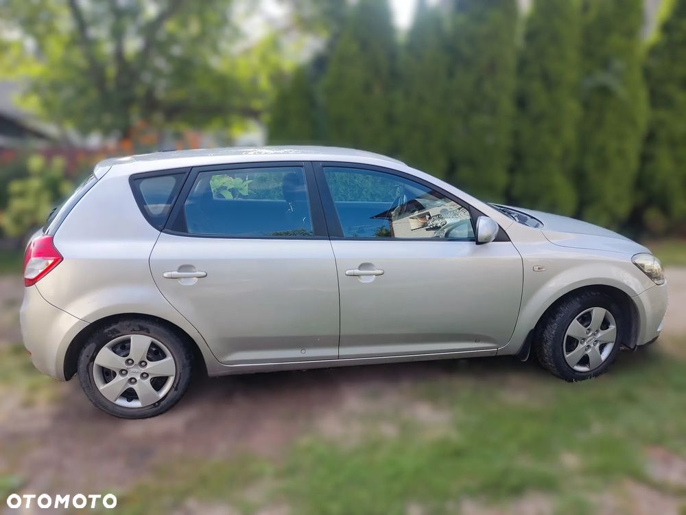 Kia Ceed 2009 photo 4