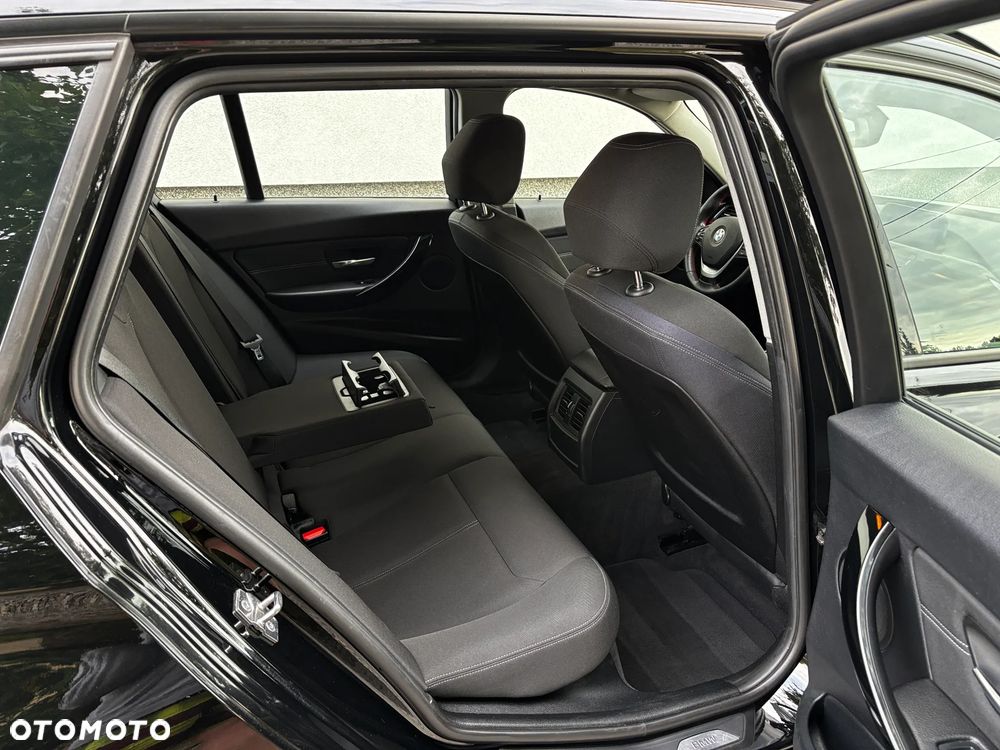 BMW Seria 3 320d Sport Line - 12