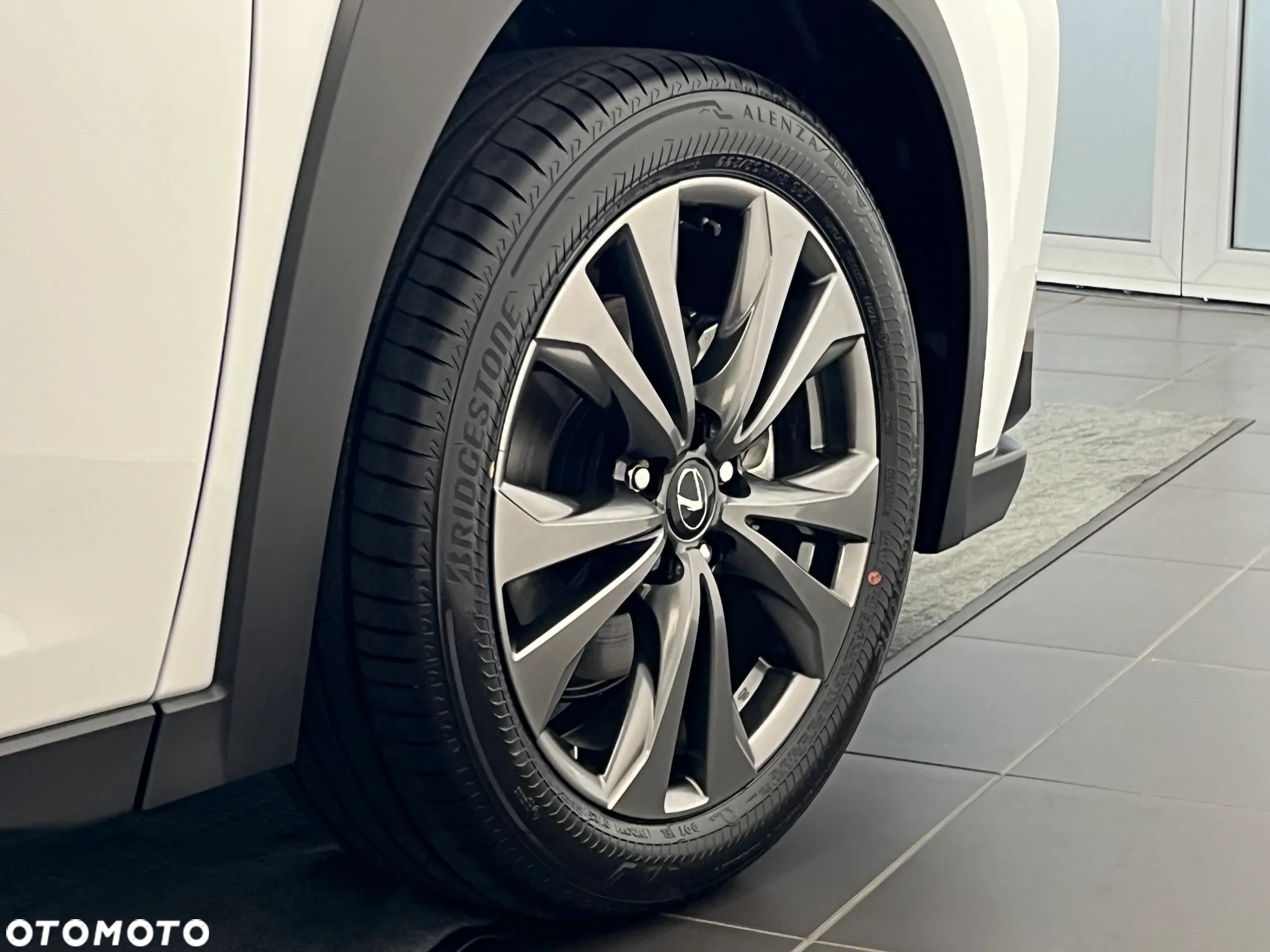 Lexus UX 300h F Sport Design - 3