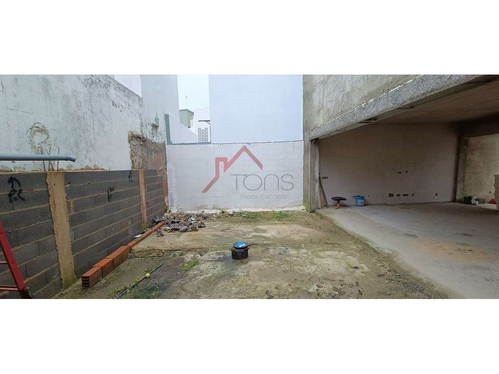 Lote de Terreno com Moradia V3+1 - Grande imagem: 2/10