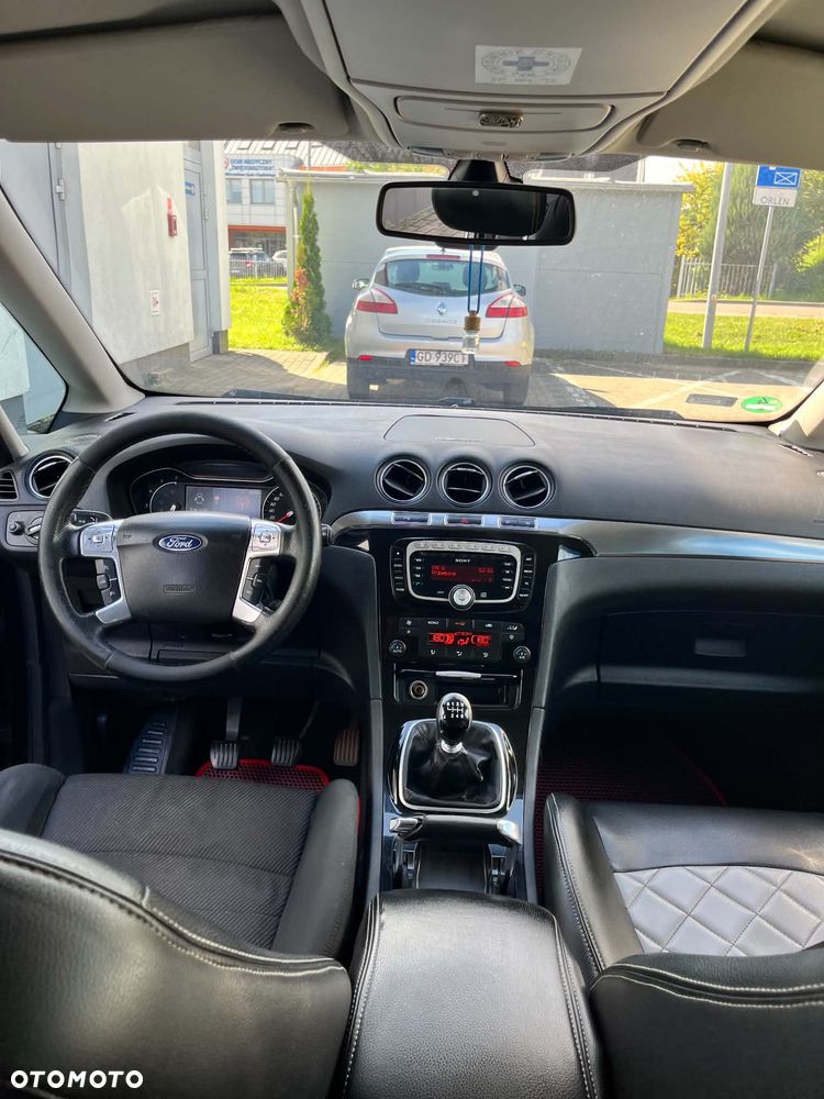 Ford Galaxy 2012 photo 3