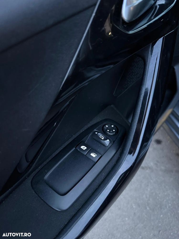 Peugeot 208 - 16