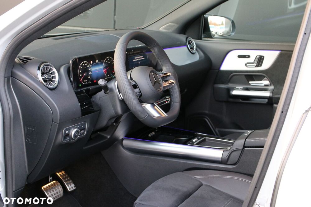 Mercedes-Benz GLA - 13