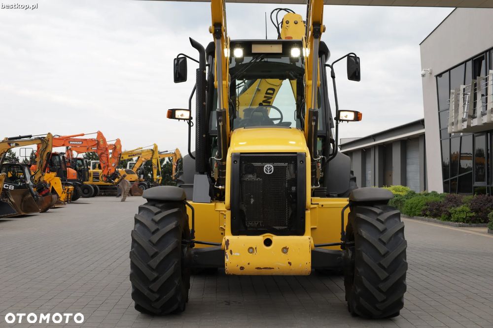 New Holland B100C - 17