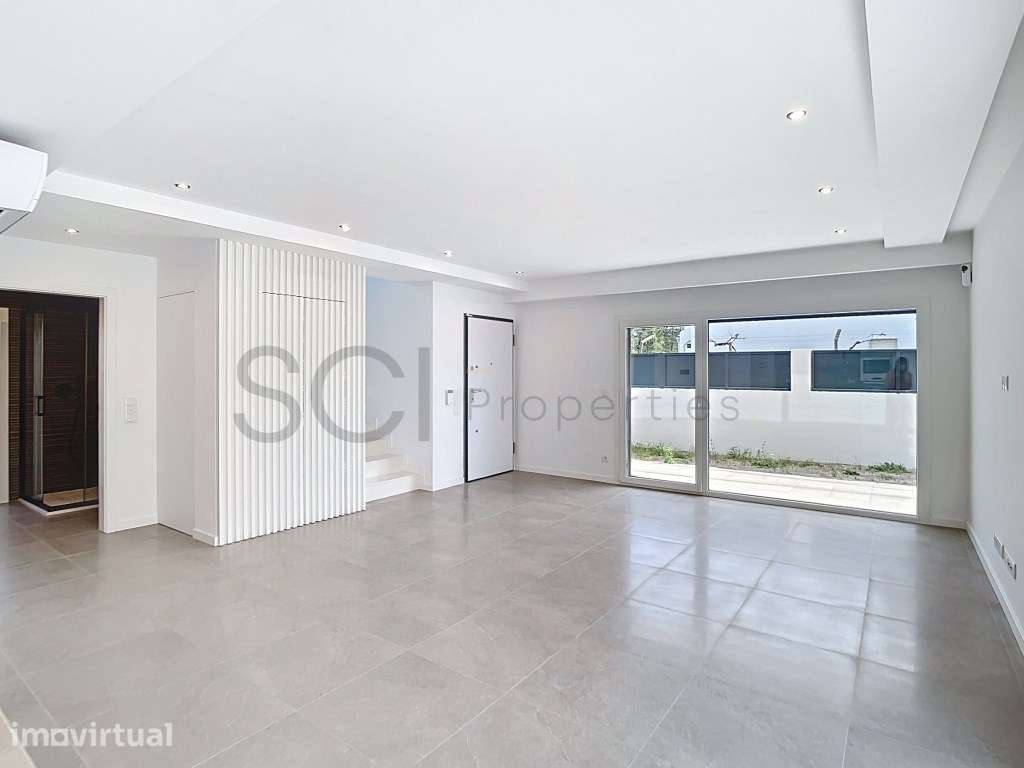 Moradia T4 com amplas áreas e garagem, centro de Fernão Ferro - Grande imagem: 5/44