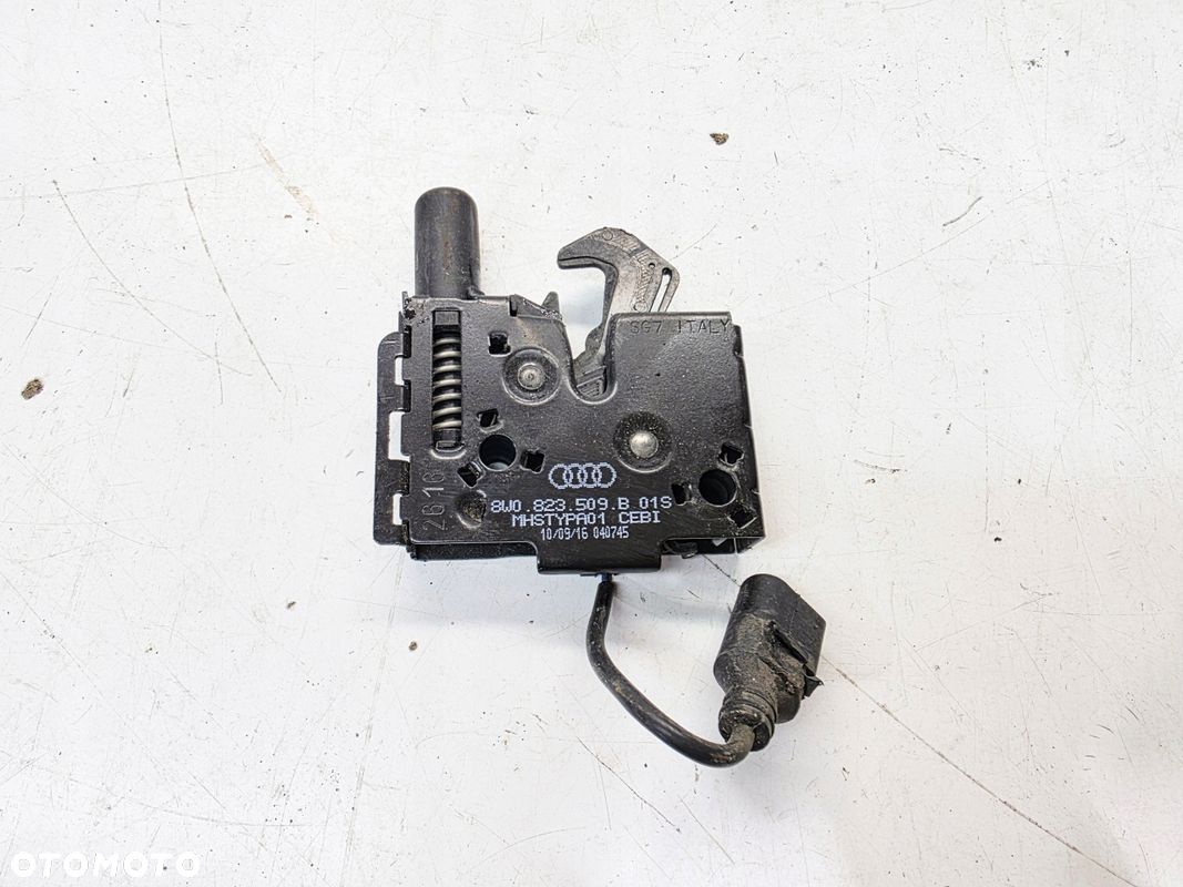 ZAMEK RYGIEL MASKI Z PASA PRZEDNIEGO AUDI A4 B9 8W0823509B - 1