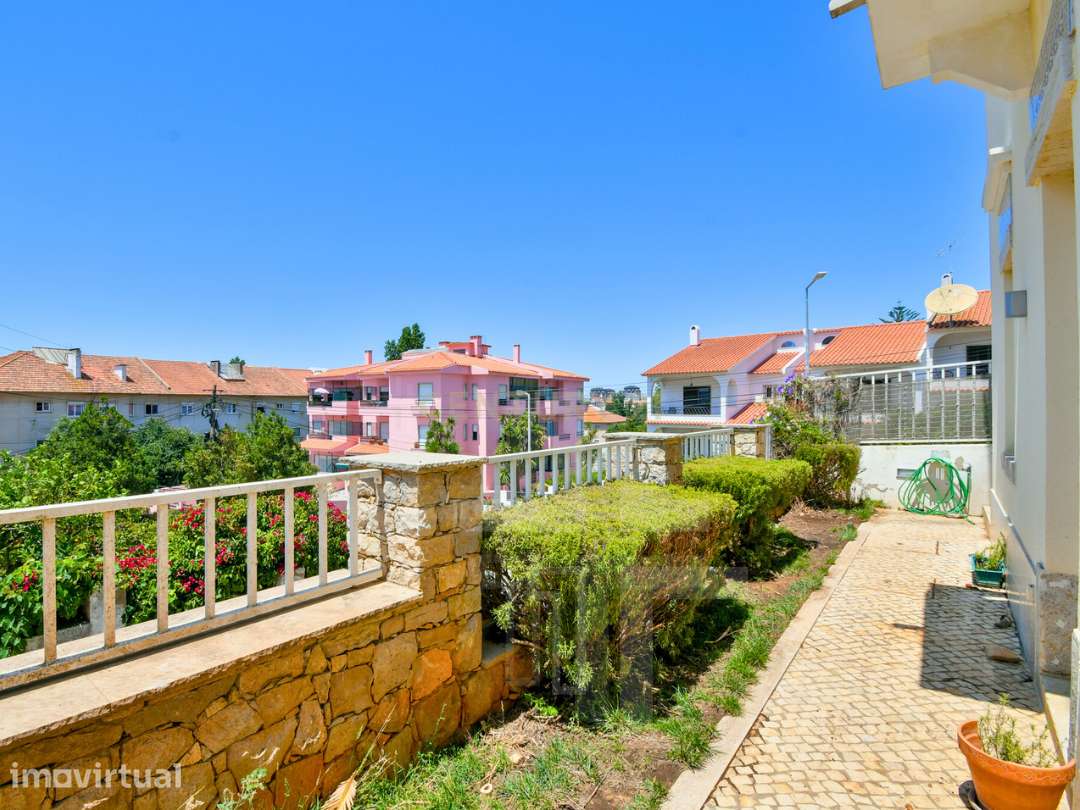T3+1 Duplex em Moradia Bifamiliar | São Pedro do Estoril - Grande imagem: 3/44