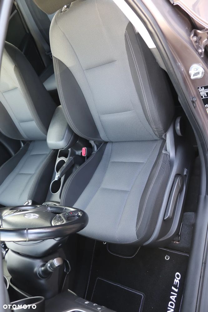 Hyundai i30 blue Kombi 1.6 GDi YES Gold - 34