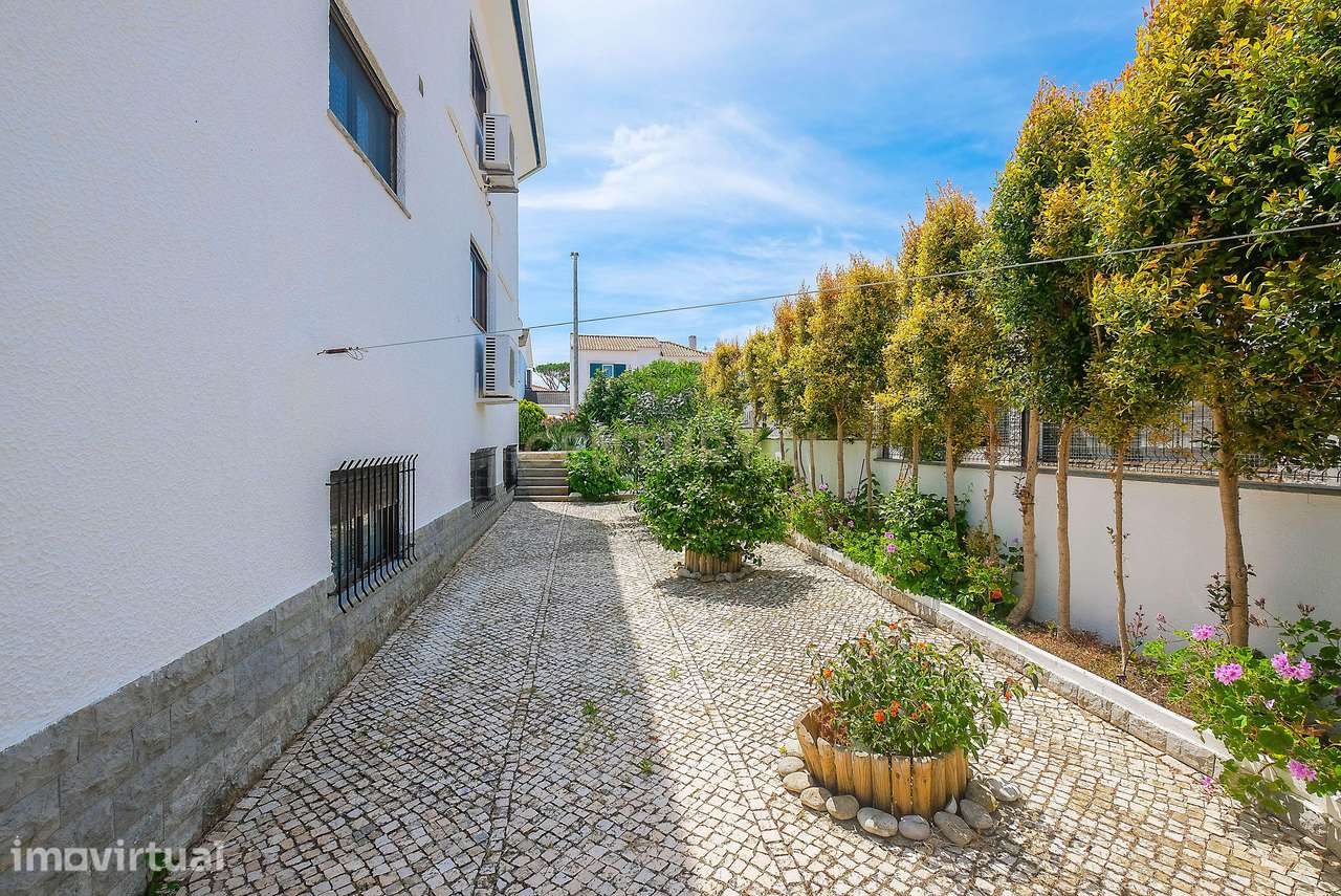 Moradia T5 em Carcavelos — Espaço, Conforto e Localização Privilegiada - Grande imagem: 4/47