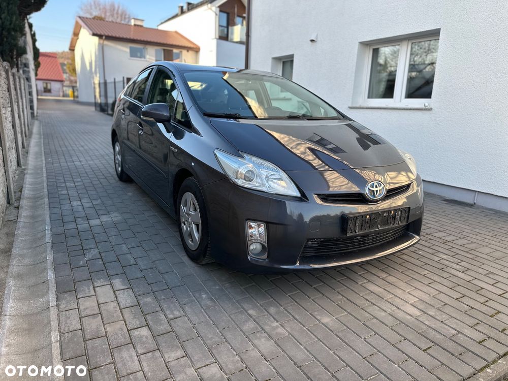 Toyota Prius (Hybrid) Life - 1