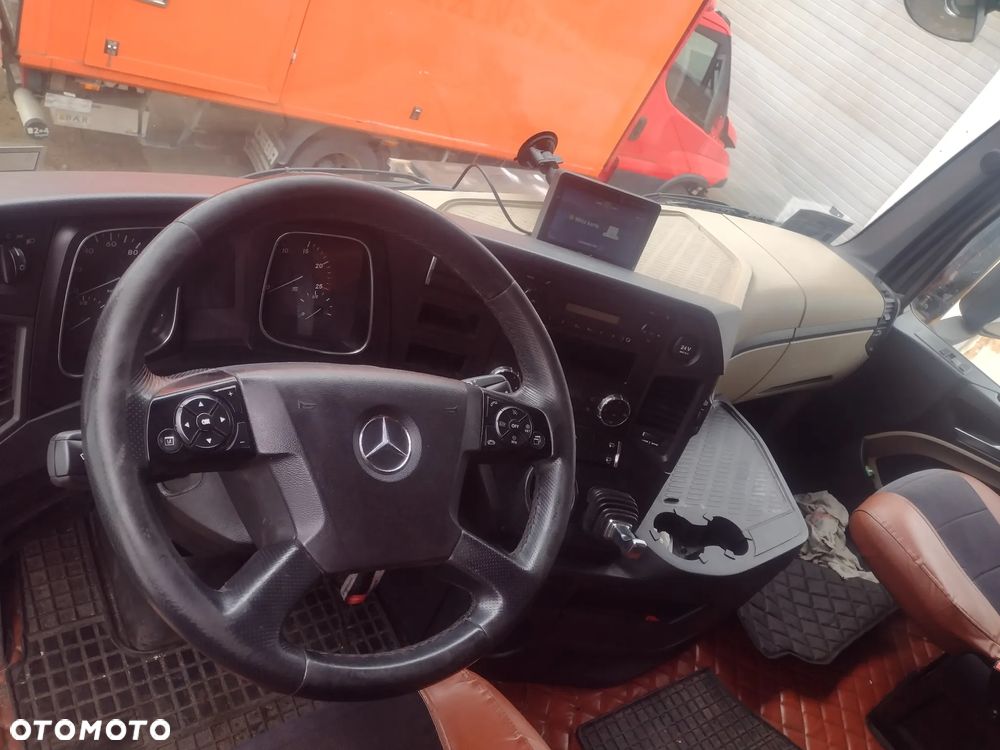 Mercedes-Benz Actros - 8